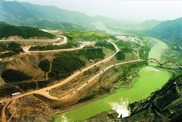 紫坪鋪?zhàn)蟀秷鰞?nèi)主干道公路