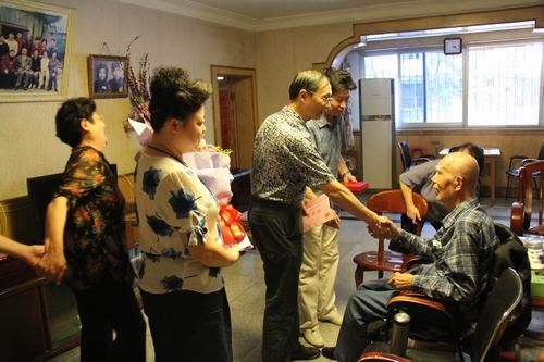 熊仿、高本祥一行看望慰問我局抗戰(zhàn)老兵