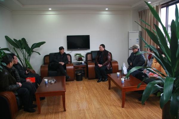 代勇一行到都江堰看望慰問我局省部級勞模、離退休老干部、困難黨員和困難職工