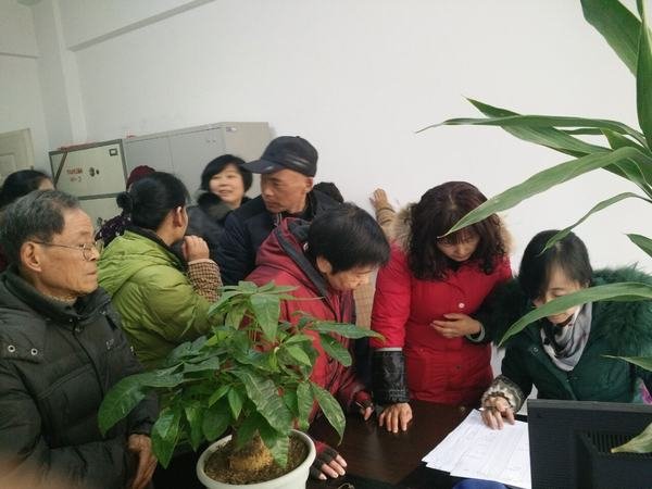 工程局發(fā)放離退休職工2016年春節(jié)慰問(wèn)金