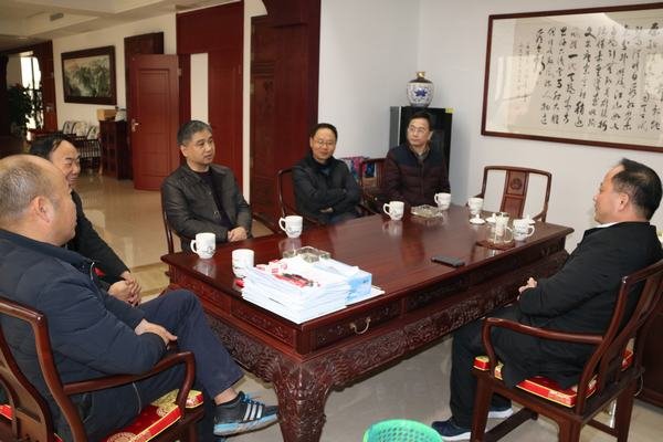 鄔清富與龍頭山航電樞紐投資開(kāi)發(fā)有限公司董事長(zhǎng)曾建斌舉行會(huì)談