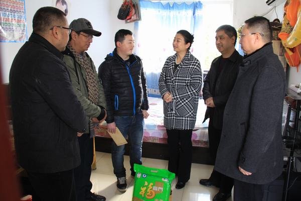 省水利廳趙斌書(shū)記一行到工程局慰問(wèn)困難職工