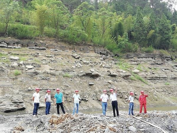 袁斌一行到威遠(yuǎn)引長(zhǎng)入連工程項(xiàng)目部檢查指導(dǎo)工作