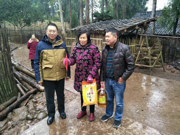 工程局開展脫貧攻堅暖冬行動