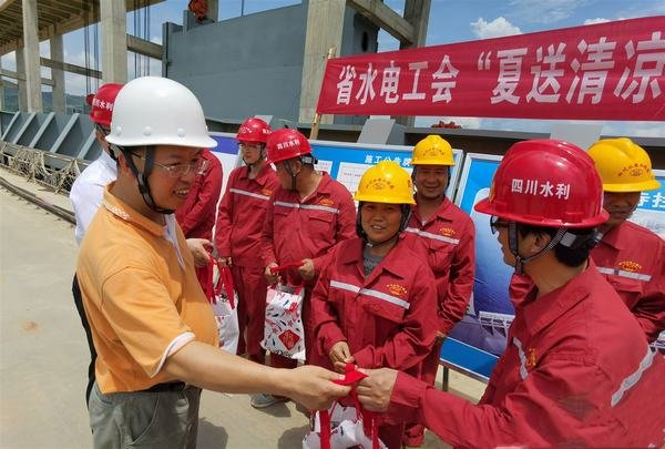 省水電工會(huì)張玉奎副主席一行到公司開展夏送清涼慰問活動(dòng)