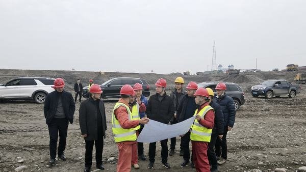 集團領(lǐng)導(dǎo)尹曉東一行蒞臨公司虎渡溪項目部檢查指導(dǎo)工作 