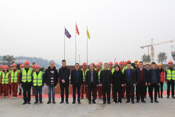 集團董事長鐘杰一行蒞臨公司看望慰問職工并深入岷江虎渡溪航電工程項目檢查指導工作