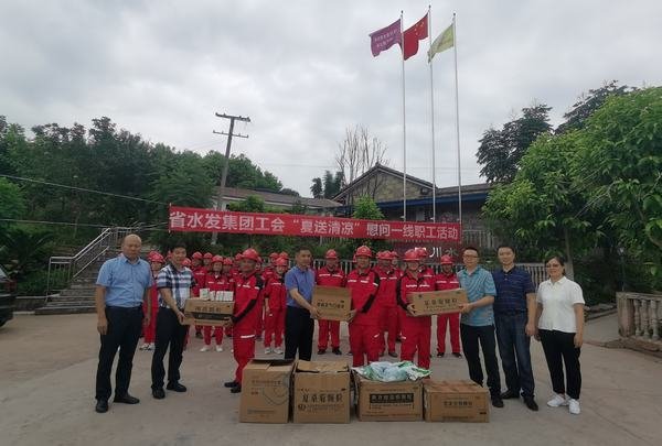 集團(tuán)工會主席鄔清富一行到工程局公司開展夏送清涼慰問活動