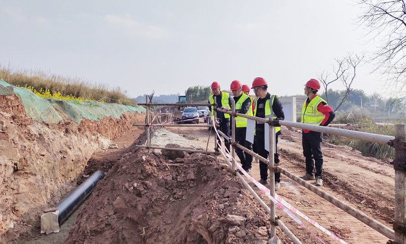 公司副總經(jīng)理鄒世界一行到小井溝支渠項目檢查指導(dǎo)工作