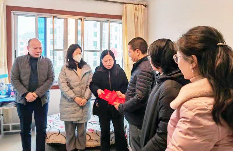 集團副總經(jīng)理隆文非一行到建設(shè)公司慰問“一對一”幫扶困難職工暨開展安全檢查指導(dǎo)工作