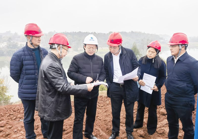 鐘杰董事長(zhǎng)蒞臨向家壩灌區(qū)北總干渠第一期二步工程開(kāi)工儀式場(chǎng)地施工現(xiàn)場(chǎng)指導(dǎo)工作