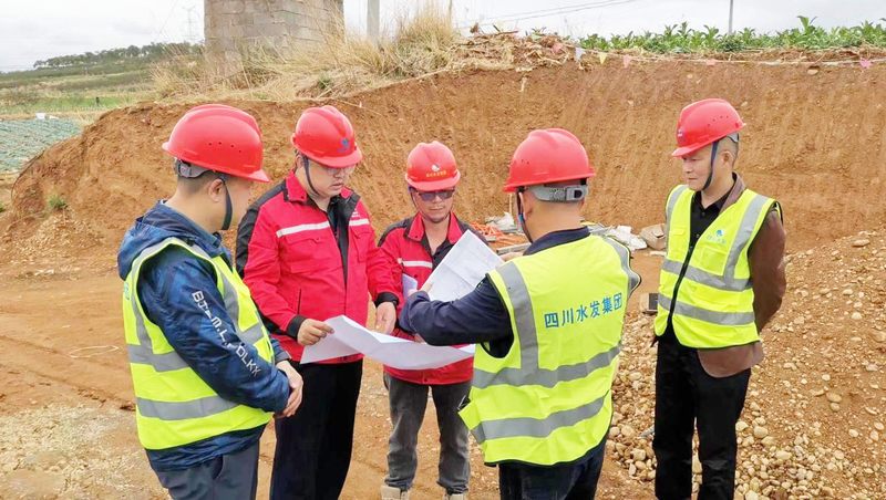 公司總經(jīng)理羅雪到龍?zhí)另椖空{(diào)研指導(dǎo)工作