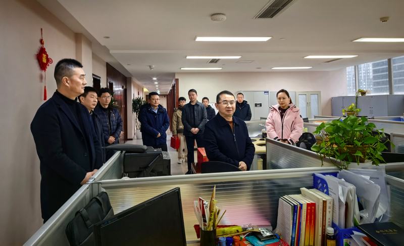 王華春節(jié)前夕赴建設(shè)公司看望慰問(wèn)基層干部職工